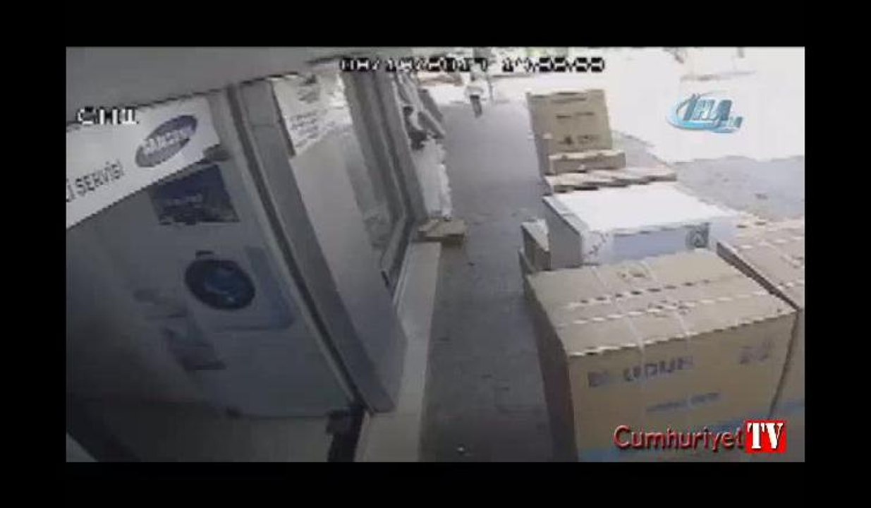 Cinayet anı kamerada: Kızına tecavüz ettiğini ileri sürdüğü 17 yaşındaki çocuğu öldürdü