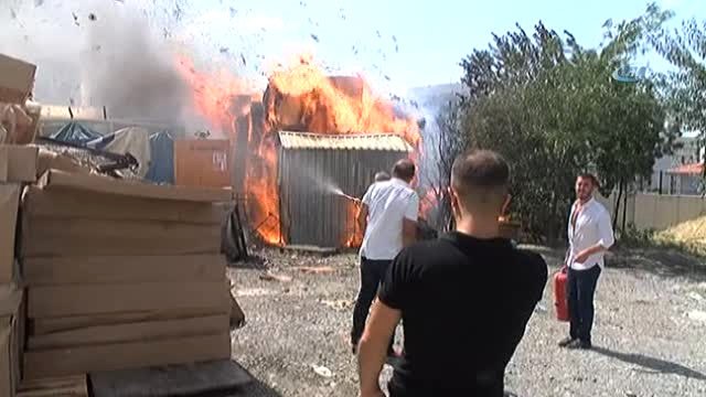 Sefaköy'de Bir Kağıt Fabrikasının Bahçesinde Yangın Çıktı