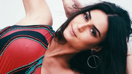 Thaila Ayala exibe suas curvas de maiô em ensaio na praia
