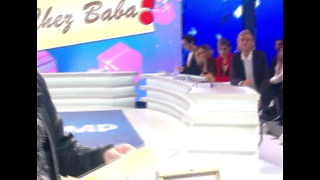 Cyril Hanouna – TPMP : Baba fait gagner une vitrine pleine de cadeaux à une téléspectatrice !