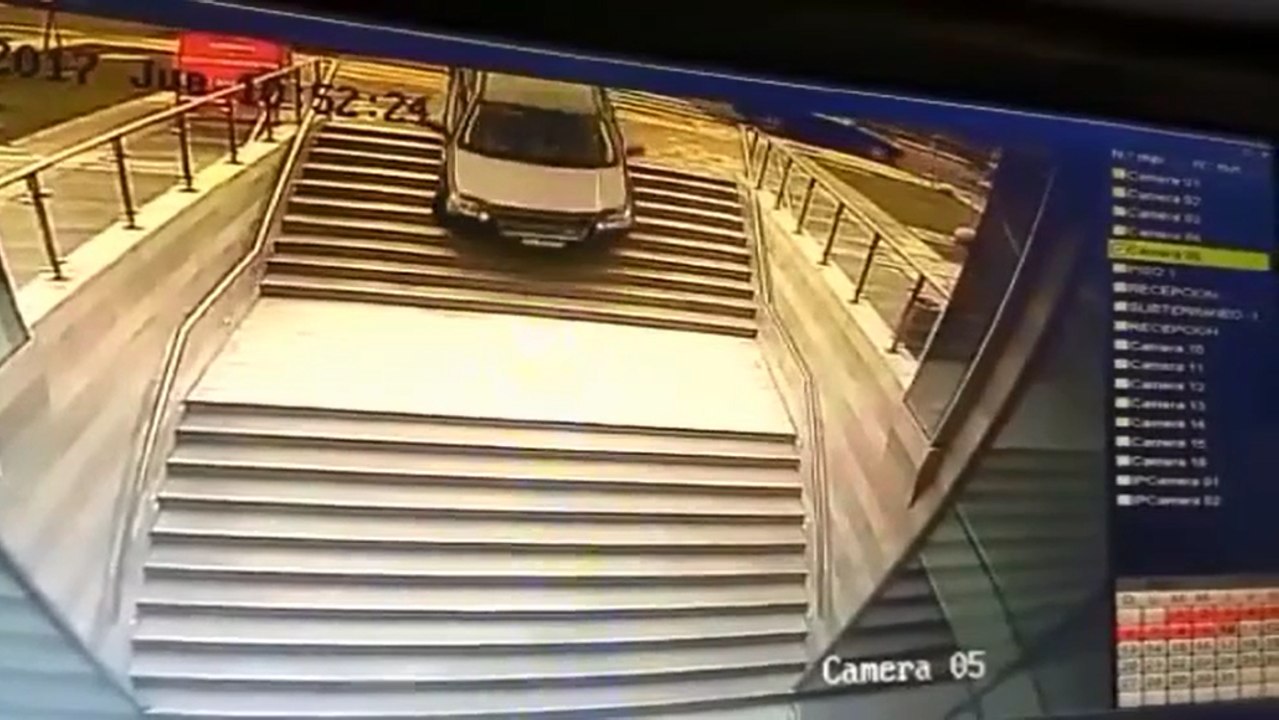 Elle confond une entrée de parking avec une entré d'immeuble.