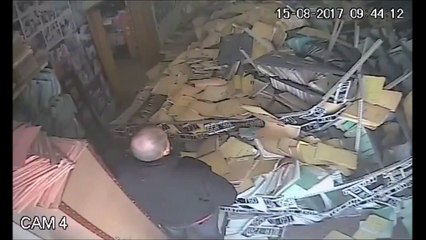 La grosse boulette de cet homme qui veut prendre un dossier en haut d'une étagère... FAIL
