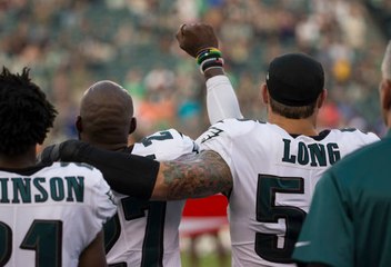 Eagles' Chris Long joins teammates in national anthem protest