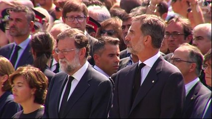 Vua Felipe và thủ tướng Mariano Rajoy Tây Ban Nha đang theo dõi phút tưởng niệm
