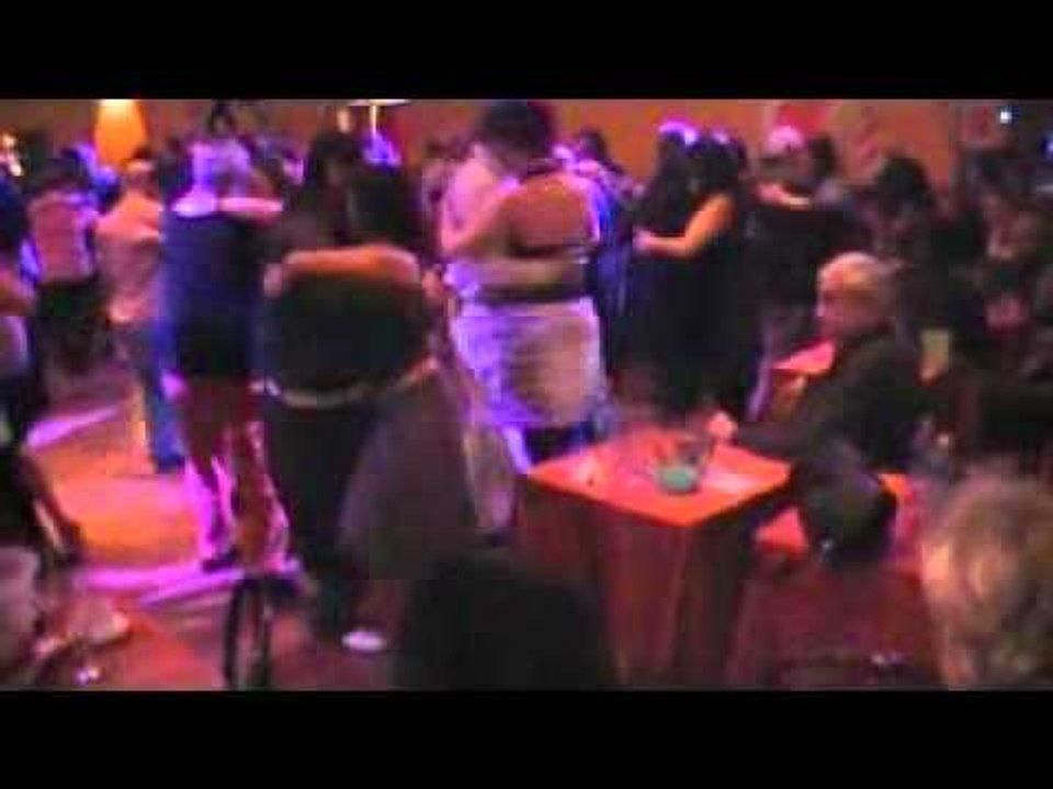 TANGO: Mariel y Carlos milongueando Pugliese con poco espacio