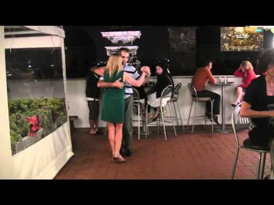 Beba Gamba de Italia y Carlos Neuman improvisando un tango en Roma, Hotel Mercenate