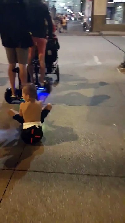 Une famille a choisi la manière la plus futuristique du moment pour se déplacer dans les rues de Chicago !