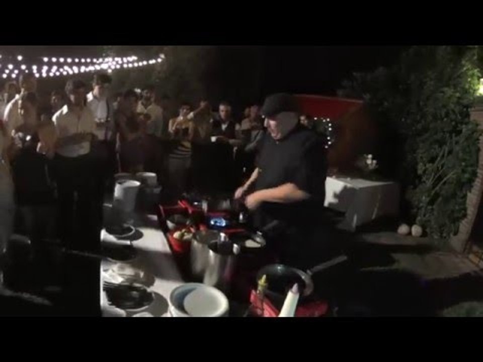 cocinar y servir panqueque desde lejos