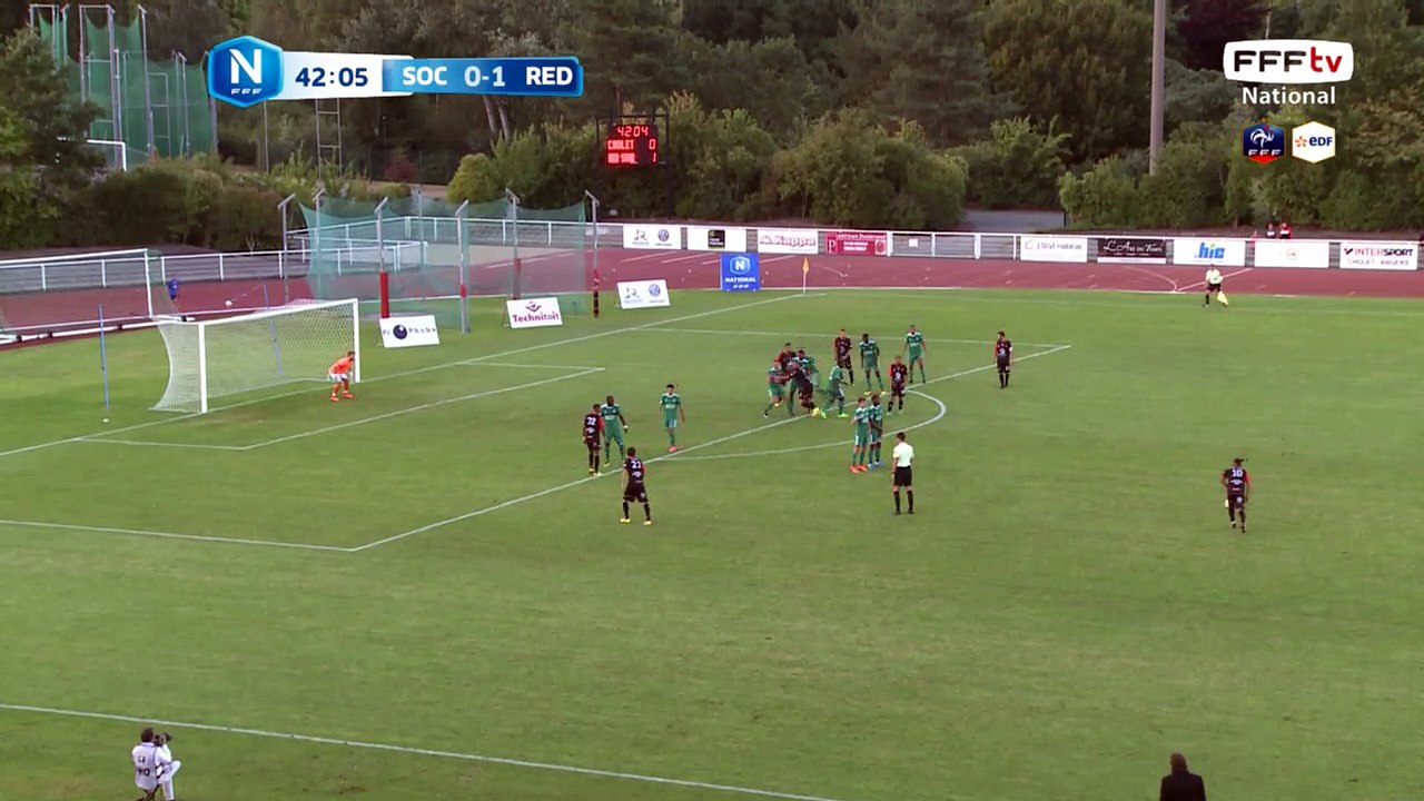 Coup franc bien tiré par Gomez, suivi par une belle tête mais bien captée par le gardien du Red Star.