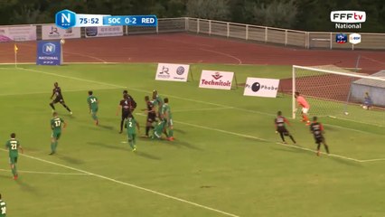 Coup franc bien frappé avec du monde a la retombée mais dégagé par le Red Star