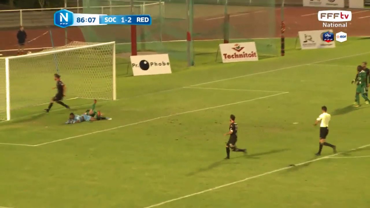 Coup franc très bien frappé mais le gardien a bien suivi l'action