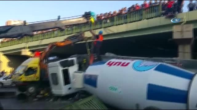 Beton Mikseri Köprüden Aracın Üzerine Düştü