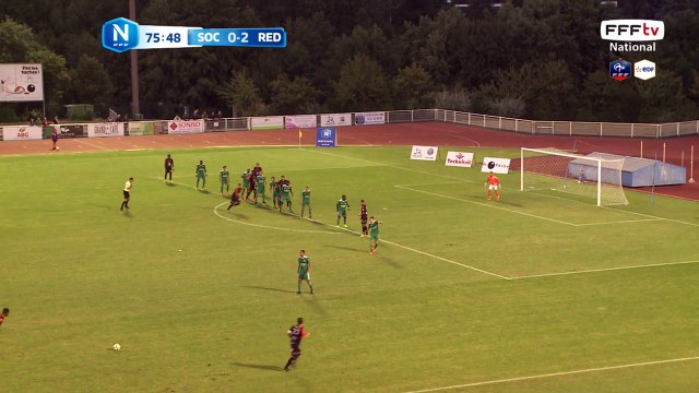 Coup franc bien frappé avec du monde a la retombée mais dégagé par le Red Star