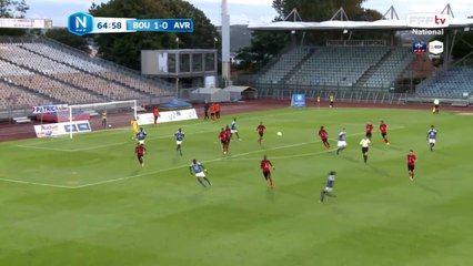 Coup franc repoussé au premier poteau