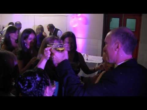 El brindis de los novios con los invitados en la fiesta de casamiento