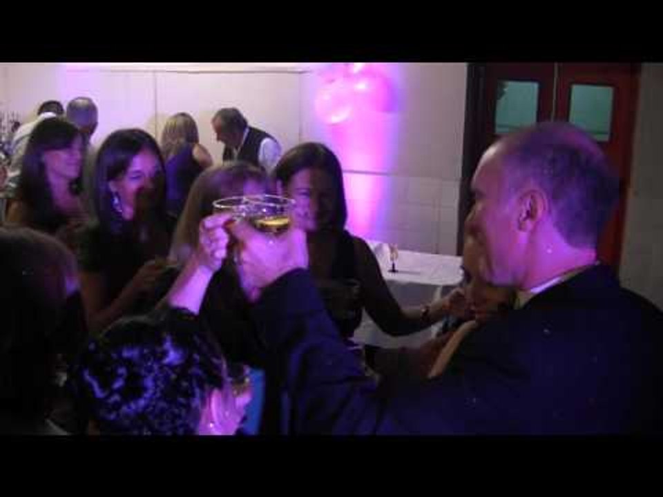 El brindis de los novios con los invitados en la fiesta de casamiento