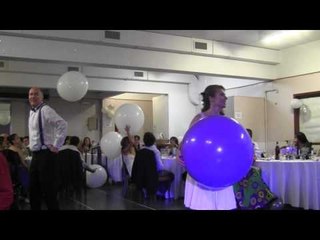 juego con globos en la fiesta de casamiento