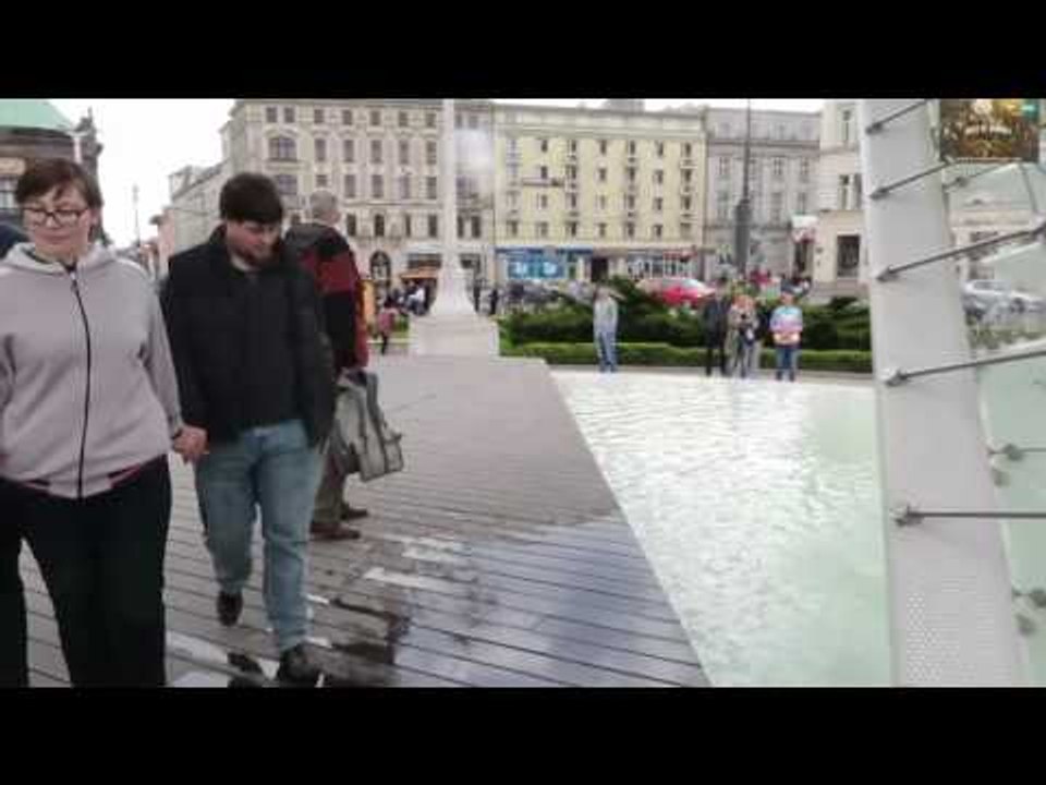 Pasando bajo el agua de una fuente, Poznan, Polonia
