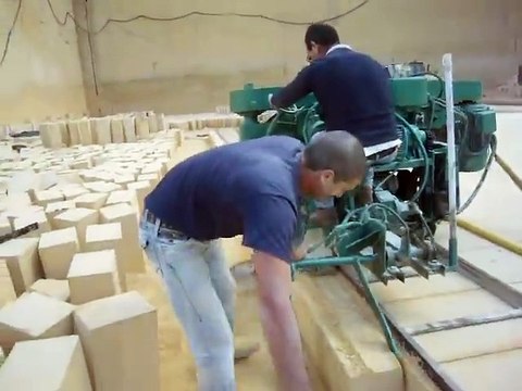 Ils taillent des pierres parfaites avec une simple machine de 70 ans à Malte !