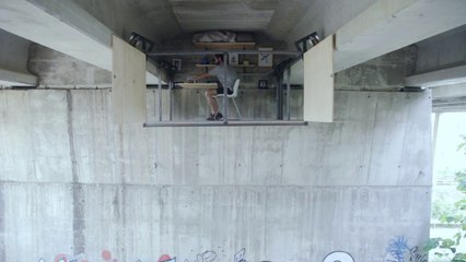 Ce mini-appartement est suspendu sous un pont d'autoroute en Espagne !