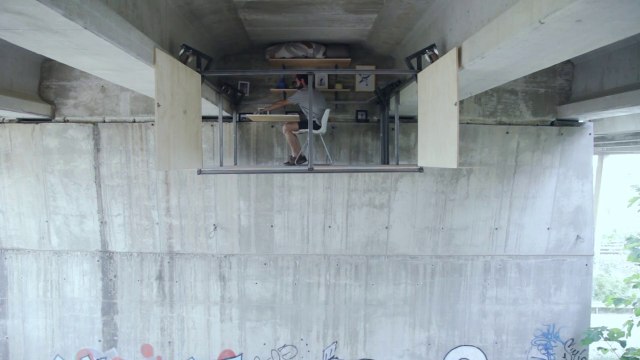 Ce mini-appartement est suspendu sous un pont d'autoroute en Espagne !