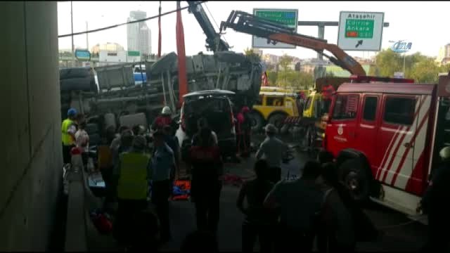 Beton Mikseri Köprüden Aracın Üzerine Düştü