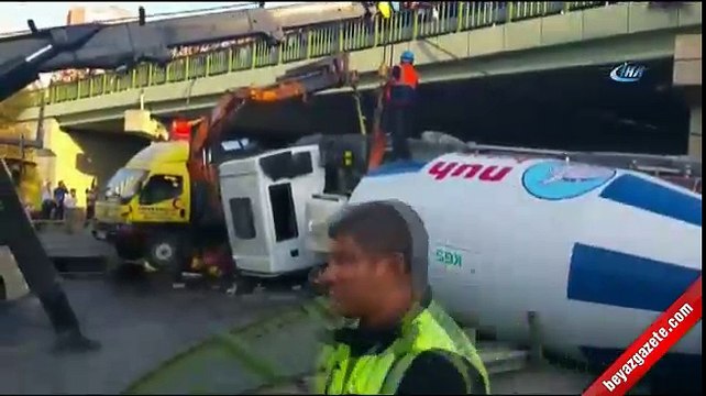 Kadıköy'de beton mikseri köprüden bir aracın üzerine uçtu!