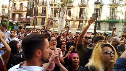 Centenars de manifestants antifeixistes encerclen una desena de militants de la Falange #
