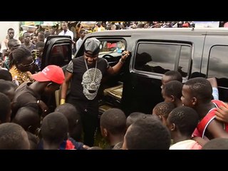 ABOU NIDAL joue au ballon avec ses fans