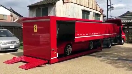 A entrega impressionante de um Ferrari ao domicílio