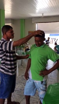 Apenas um Pastor surdo e mudo orando por sua ovelha