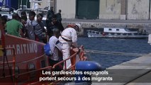 Les gardes-côtes espagnols portent secours à des migrants