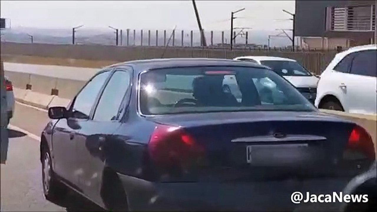 Des automobilistes bloquent un chauffard sur une autoroute