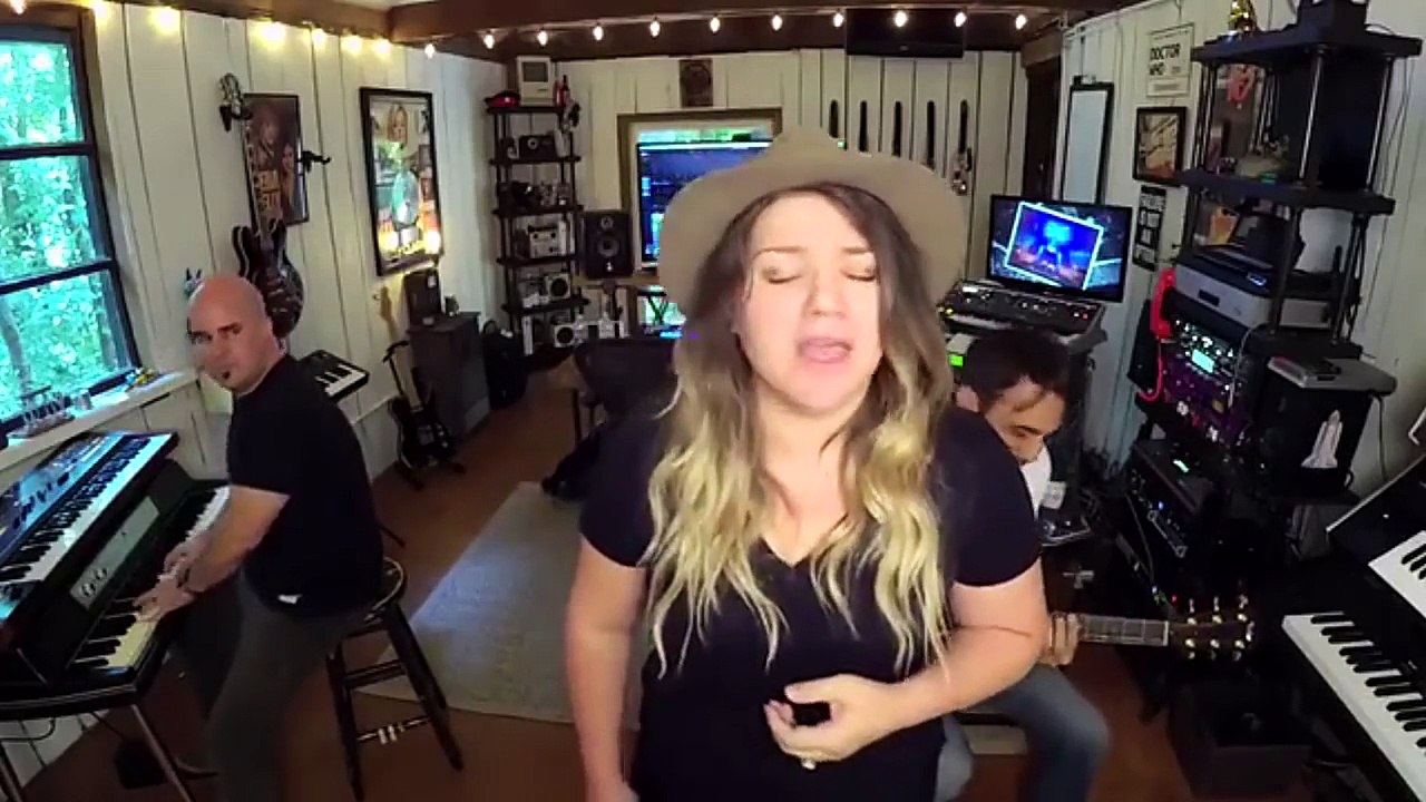 Kelly Clarkson Love On The Brain