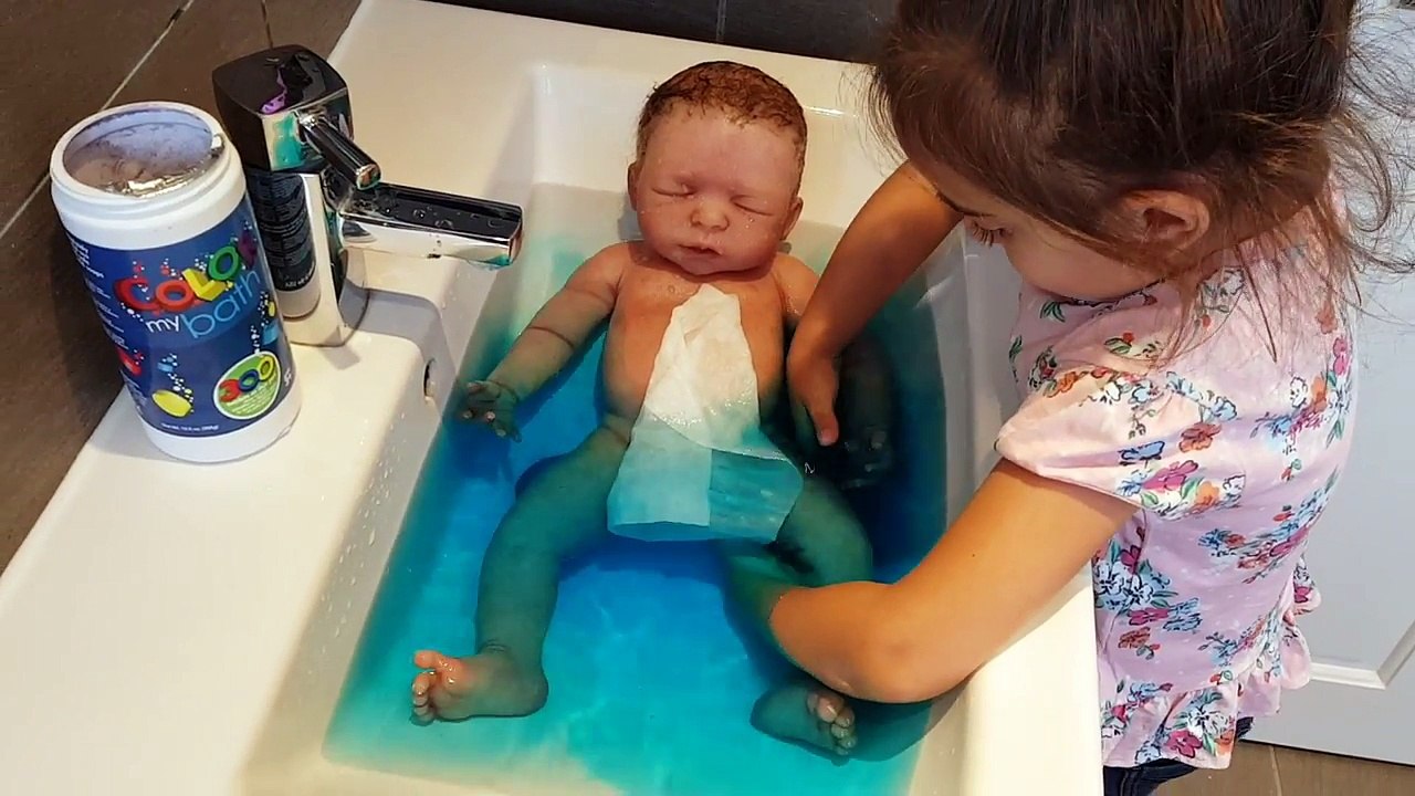 Magic Colored Baby Bath - Learn Colors video for Children
