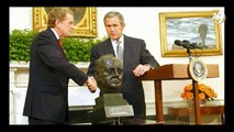George Bush’un bulunduğu yerlerde de Churchill büstü olması İngiliz derin devletinin izini göstermektedir