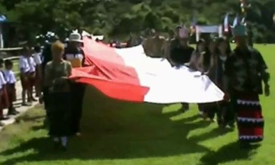 Warga Perbatasan Bentangkan Bendera Sepanjang 1 Km