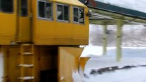 Incroyable puissant Plateau de neige Train Blower à travers les chemins de fer Deep Snow Full Extreme HD Compilation