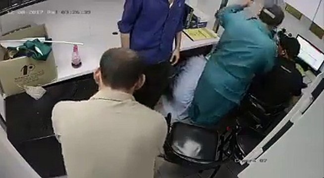 کراچی میں ڈومنو پیزا پر ہونے والی ڈکیتی کی ویڈیو دیکھیں۔ ویڈیو: محمد عثمان۔ کراچی