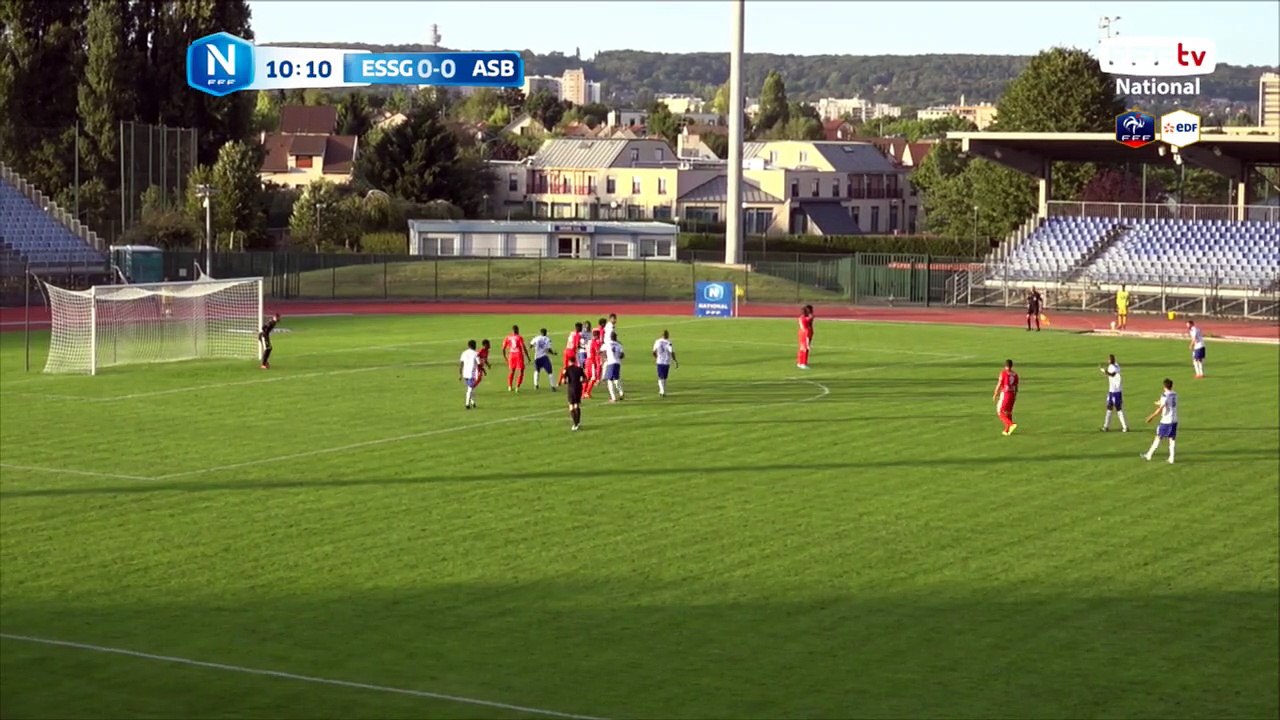 But sur coup franc reprit du plat du pied par l'attaquant