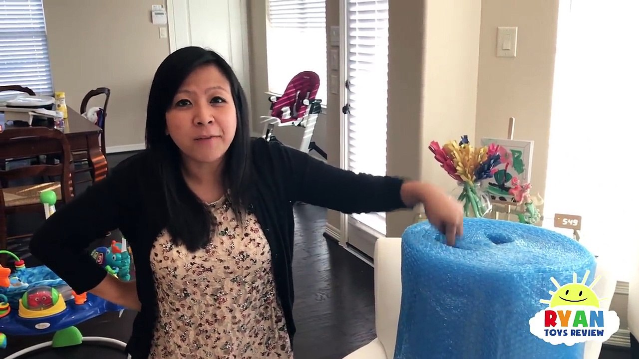 BUBBLE WRAP CHALLENGE EXTREME! Family Fun Activities Mommy vs Daddy with Ryan ToysReview-AB5bCqeFC6s