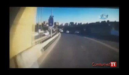 Beton mikserinin köprüden uçma anı kamerada