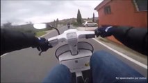 Un motard ridiculisé par un jeune en scooter