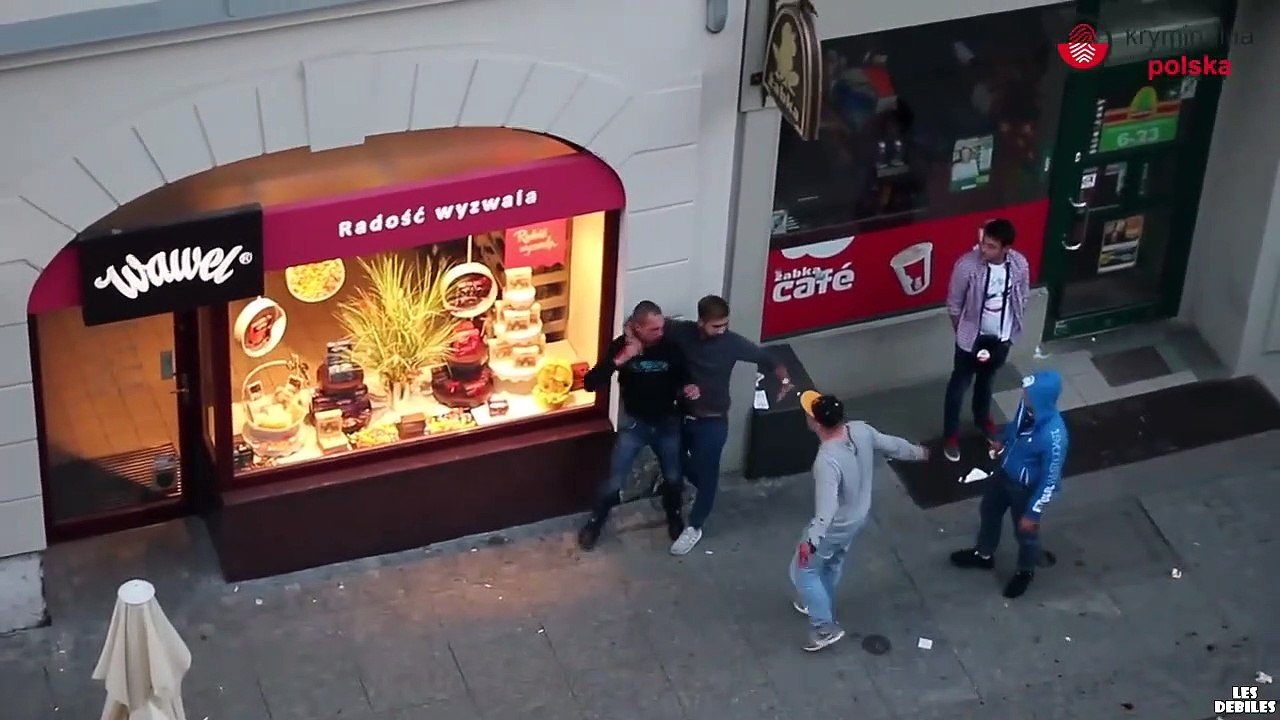 Des polonais complètement ivre en viennent aux mains en pleine rue