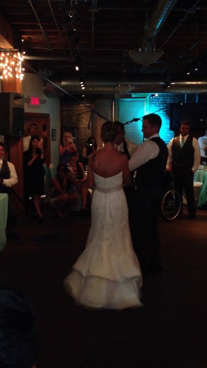 Cet homme paralysé se lève pour danser lors de son mariage