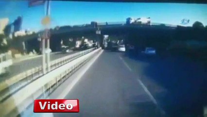 Beton mikseri köprü üzerinden böyle düştü