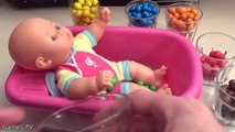 Apprendre les couleurs bébé poupée bain temps Chocolat Bonbons Comment à bain bébé vidéos enfants