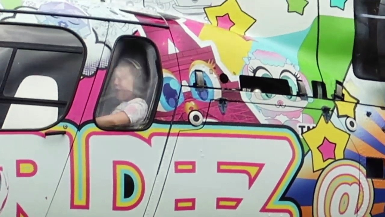 BAD KIDS STEAL HELICOPTER! And Go Mega Worldeez Toy Hunt Shopping-z0GBAruV7rQ
