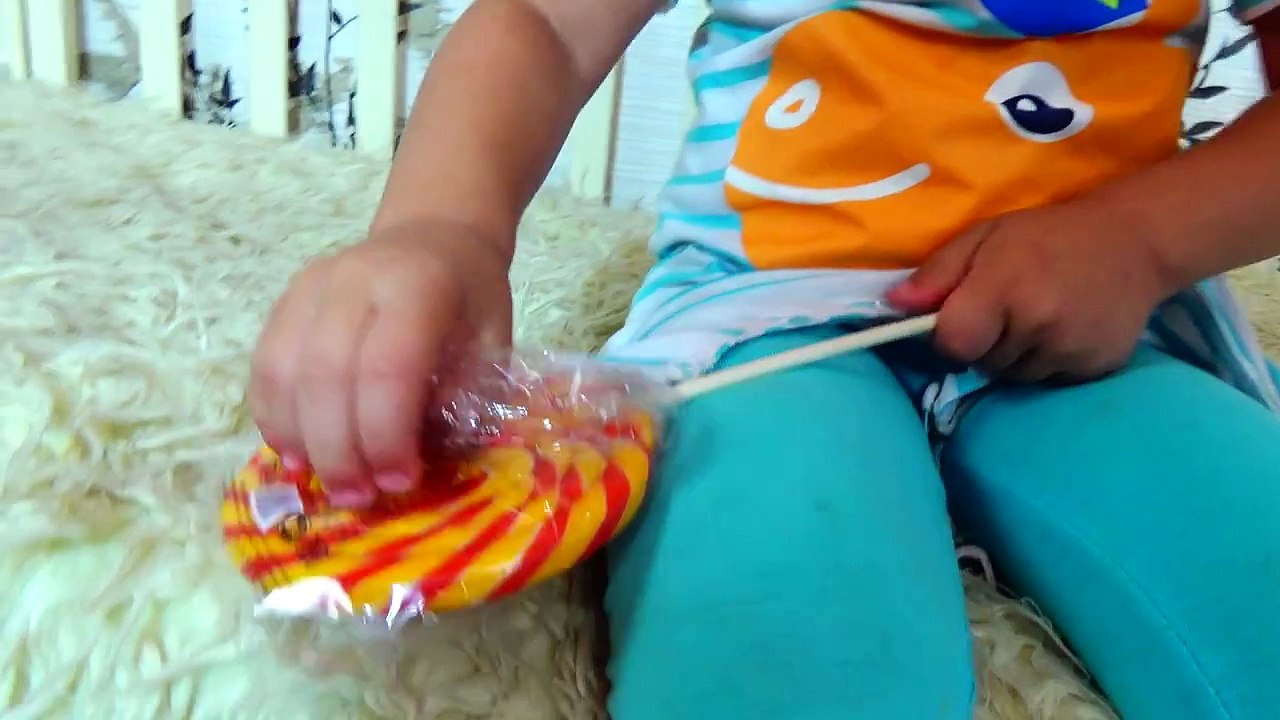 Bad Kids Walk Through the Wall   Kids Prank their dad, Family Fun Toy for Kids-yN0xTgN9irY