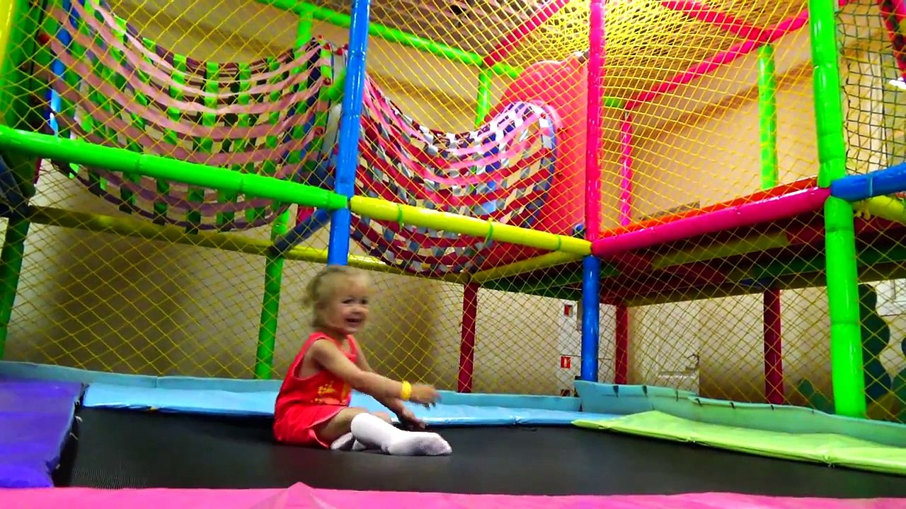 Алиса и Диана играют на детской площадке Indoor Playground Family Fun Play Area for Kids-fMQjTxz8Nog